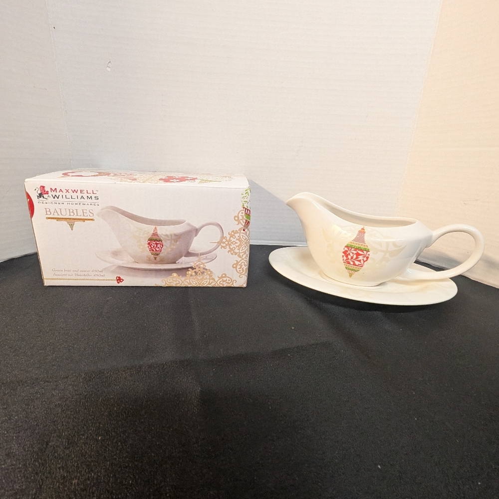 New in original packaging. Maxwell Williams Baubles matching Gravy Boat & Saucer